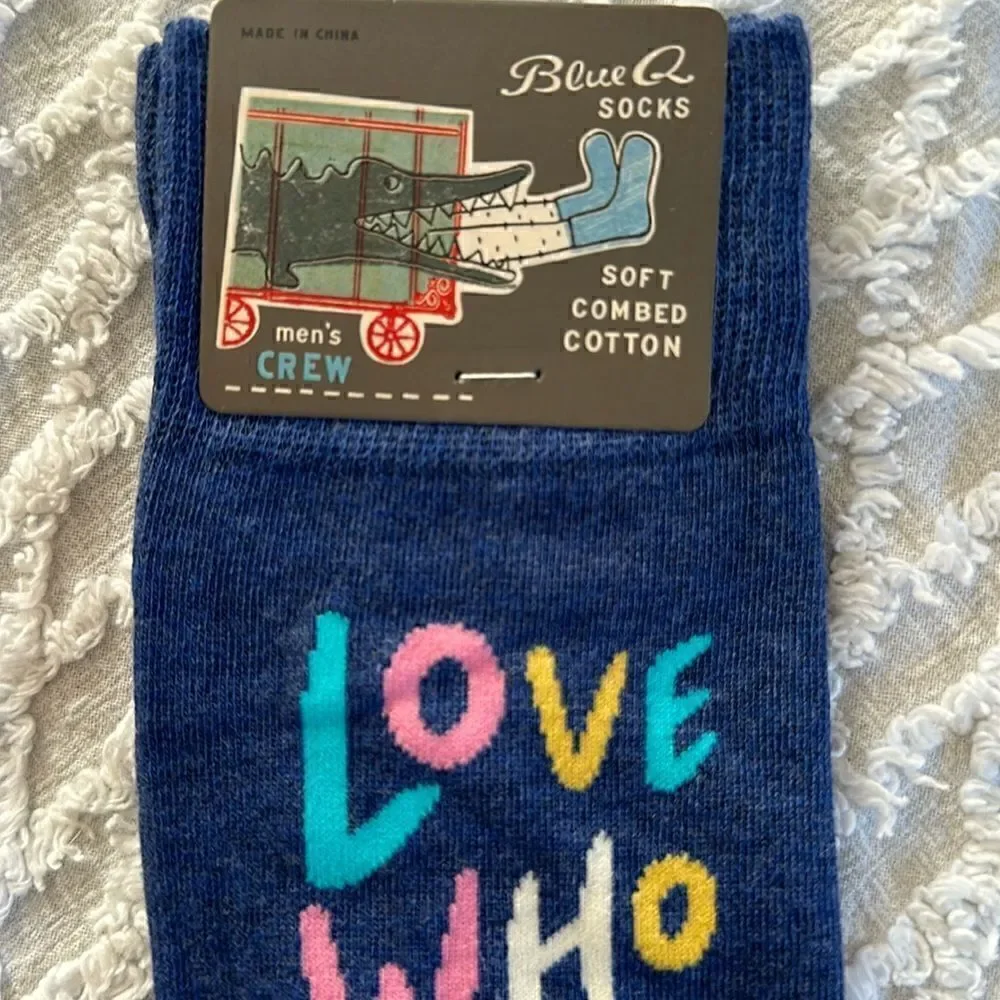 Blue Q Mens Cotton Crew Socks Love Who You Love